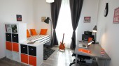 Suite 2 “Joe Satriani”. In dotazione: armadio a 2 ante, letto con  cuscino, piumino e copripiumino, luce da lettura, scrivania con luce da studio e sedia ergonomica, testata HT1 Blackstar completa di cassa, 2 librerie, portabiancheria, panca con cuscino