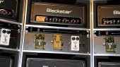 Da destra e in ordine 'di segnale': Compressore MXR Custom Comp (collegato in front), Overdrive MXR Custom OD (collegato in front), Delay MXR Carbon Copy (collegato in send/return seriale, level a -10dBV). Sopra: Accordatore Korg DTR-1000 (preleva il segnale dall''Emulator Output' (si può accordare con l'amplificatore in Standby)