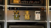 Da destra e in ordine 'di segnale': Compressore MXR Custom Comp (collegato in front), Overdrive MXR Custom OD (collegato in front), Delay MXR Carbon Copy (collegato in send/return seriale, level a -10dBV). Sopra: Accordatore Korg DTR-1000 (preleva il segnale dall''Emulator Output' (si può accordare con l'amplificatore in Standby)