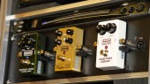 da destra e in ordine 'di segnale': Compressore MXR Custom Comp (collegato in front), Overdrive MXR Custom OD (collegato in front), Delay MXR Carbon Copy (collegato in send/return seriale, level a -10dBV). Sopra: Accordatore Korg DTR-1000 (preleva il segnale dall''Emulator Output' (si può accordare con l'amplificatore in Standby)