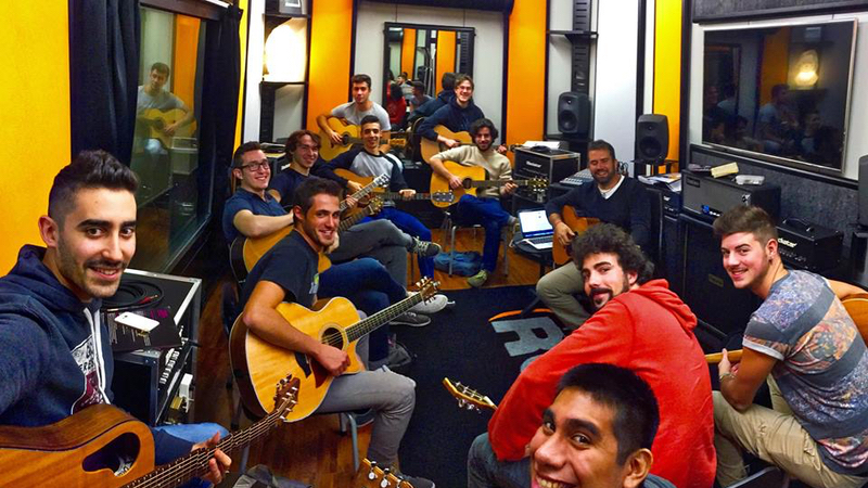 Stage Modern Acoustic Guitar tenuto da Umberto Ferrarazzo