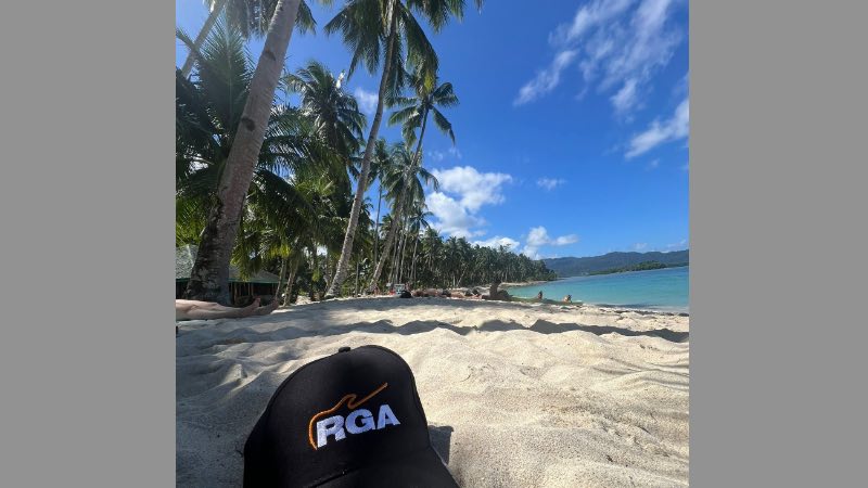 Il nostro cappellino che ha seguito Federico Roncoletta nel suo viaggio di nozze si riposa sulla White Beach di Por Barton (Filippine)